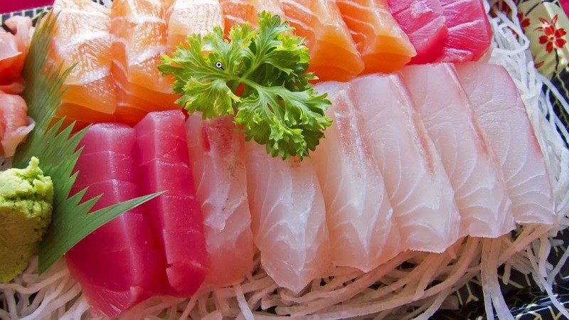 Cá sống sasimi được nhiều người yêu thích, nhưng mẹ nên hạn chế cho trẻ ăn. Bởi sashimi thực tế chứa một số lượng đáng kể ký sinh trùng, nếu trẻ ăn có thể dẫn đến nguy cơ nhiễm ký sinh trùng, mất khẩu vị, đau bụng, sưng tấy và các triệu chứng khác.
