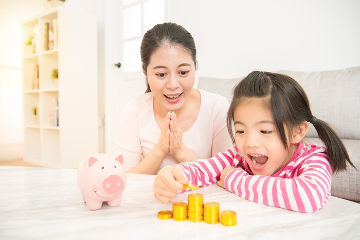 Nếu muốn con có một tương lai tốt đẹp, bố mẹ đừng để quá muộn khi dạy con về tiền (Ảnh minh hoạ).