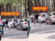 Tin tức - Gặp vợ đi cùng người đàn ông khác, chồng cầm gậy chất vấn: "Ngủ với nhau mấy lần rồi?"