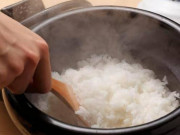 Làm mẹ - Mẹ chồng đêm nào cũng bưng bát cơm trắng vào phòng cháu, tôi lén nhìn qua khe cửa thì rưng rưng