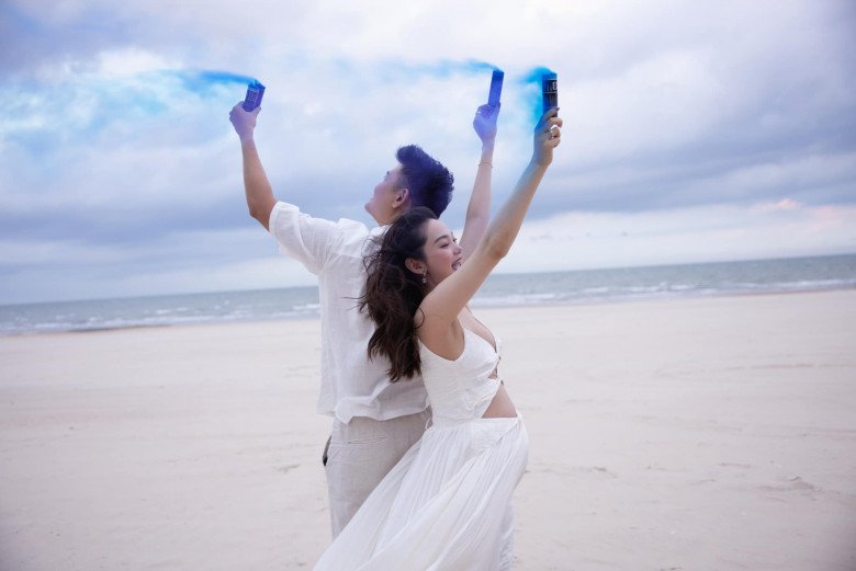 View - Minh Hằng hạ sinh con trai đầu lòng với chồng đại gia, mẹ bỉm tô son đỏ rực ngay khi rời phòng sinh