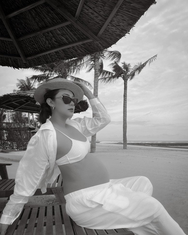 View - Minh Hằng hạ sinh con trai đầu lòng với chồng đại gia, mẹ bỉm tô son đỏ rực ngay khi rời phòng sinh