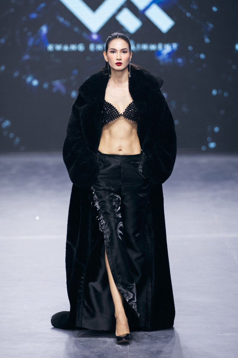 View - Con trai 16 tuổi, siêu mẫu Việt U45 vẫn đẹp chuẩn thiếu nữ, đi bước nào cơ bụng rung rinh theo bước đó