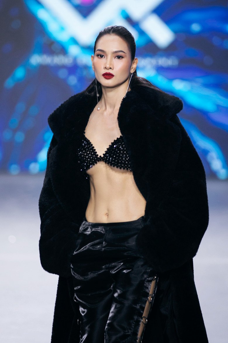 View - Con trai 16 tuổi, siêu mẫu Việt U45 vẫn đẹp chuẩn thiếu nữ, đi bước nào cơ bụng rung rinh theo bước đó