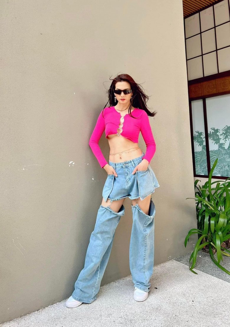 View - Con trai 16 tuổi, siêu mẫu Việt U45 vẫn đẹp chuẩn thiếu nữ, đi bước nào cơ bụng rung rinh theo bước đó