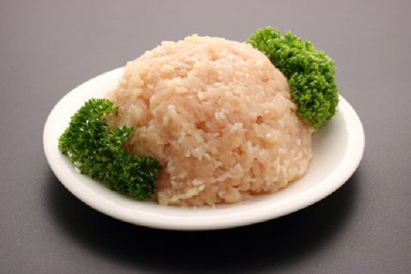 Thịt gà băm nhuyễn chế biến được nhiều thực đơn ăn dặm cho bé 7 tháng