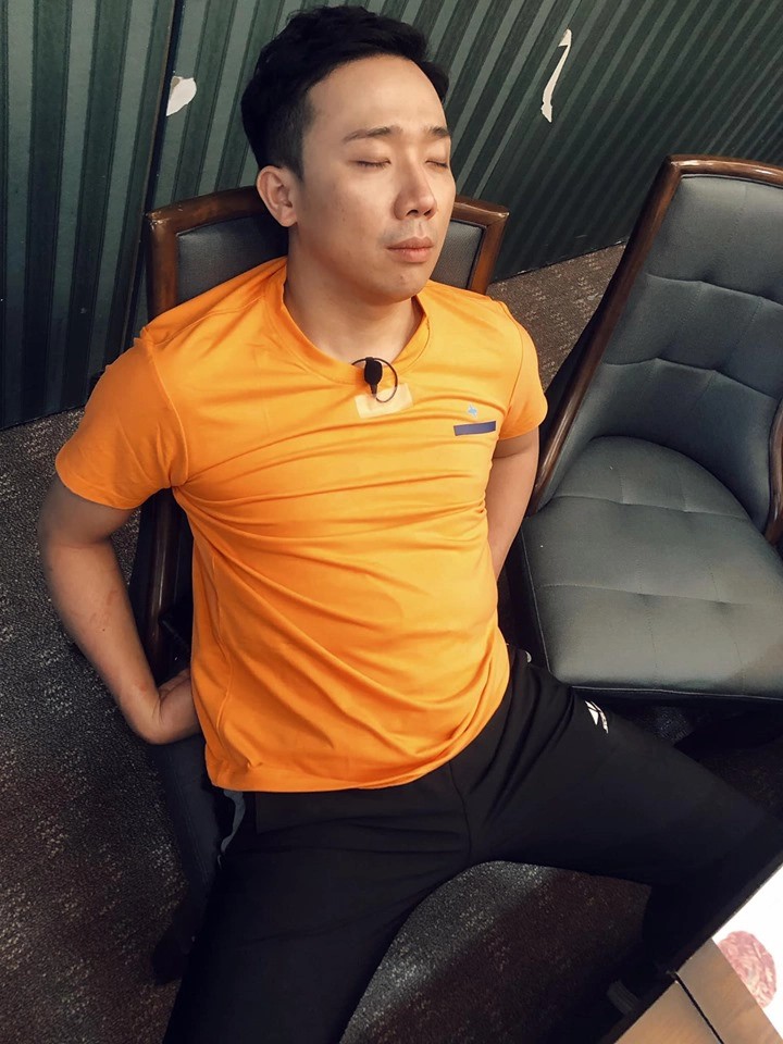 View - Trấn Thành tăng cân đến mức mặt biến dạng khi ngồi ăn cùng Hari Won, khác hẳn diện mạo trên sóng truyền hình