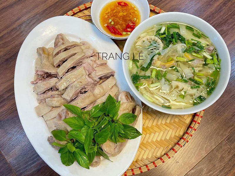 Món vịt luộc, canh măng vịt.
