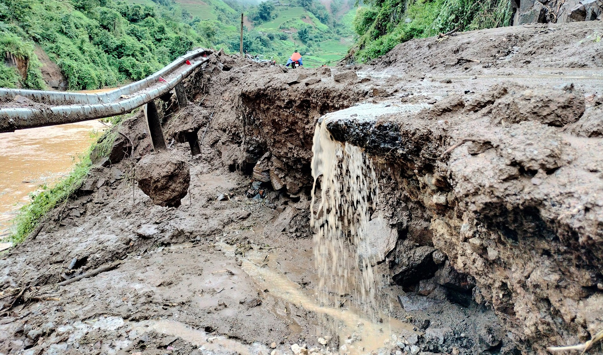 Cảnh nhà cửa bị lũ cuốn trôi, xe cộ bị chôn vùi dưới dòng nước xiết ở Yên Bái - 1