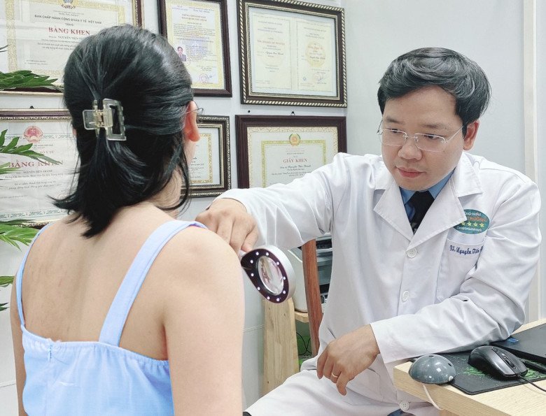 Bác sĩ Tiến Thành đang thăm khám vùng nách bị tổn thương cho bệnh nhân. 
