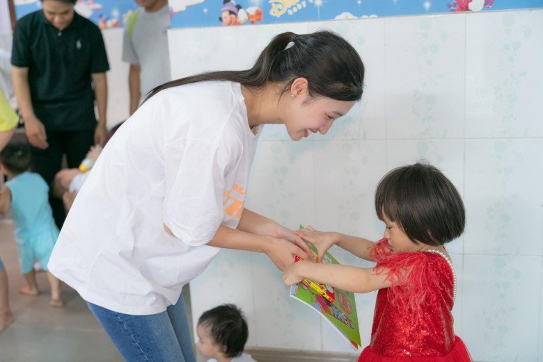 Kết thúc nhiệm kỳ, nàng Hậu tên Nhi chăm làm từ thiện, không mê xúng xính, chỉ mặc chân phương - 4