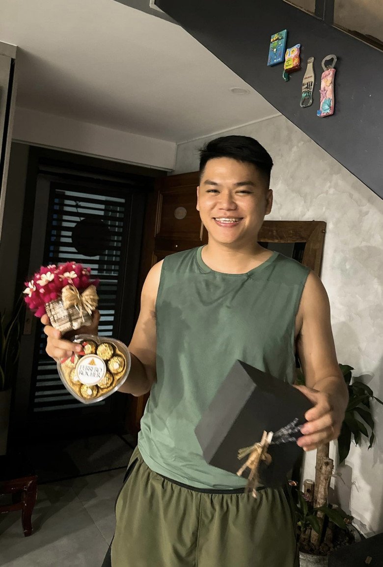 View - Lê Phương kỷ niệm 6 năm lấy được chồng trẻ, Trung Kiên mặc áo thun quần đùi trong ngày đặc biệt