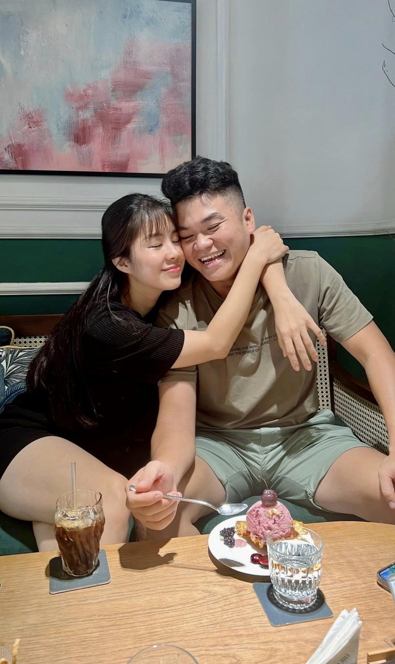 View - Lê Phương kỷ niệm 6 năm lấy được chồng trẻ, Trung Kiên mặc áo thun quần đùi trong ngày đặc biệt