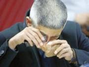 Tin tức - Ông lão mang viên đá nén dưa chua màu đen sì đi thẩm định, chuyên gia sửng sốt: "Ông quá may mắn"