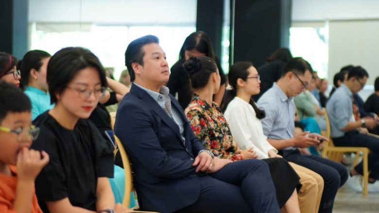 Anh cho biết: Để thấu cảm trẻ nhỏ bằng trái tim, chúng ta phải bịt đôi mắt của người lớn lại.