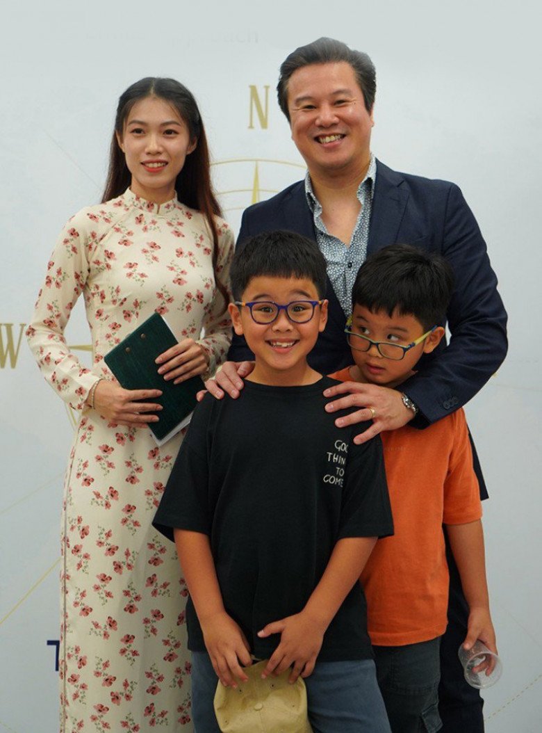Tại sự kiện, Thanh Bùi hiếm hoi đưa cặp song sinh Kiến An - Khải An theo mình. 