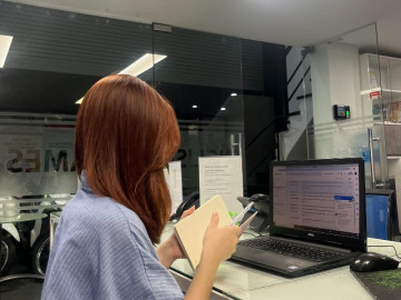 Cô gái 21 tuổi làm nghề nghe chửi: Bật khóc khi bị khách hàng chửi mắng té tát, đồng nghiệp bảo nghe chửi mãi rồi sẽ quen