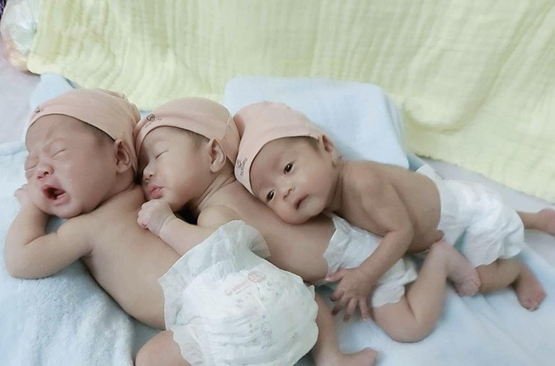View - Chuyển 2 phôi nhưng may mắn đậu 3 thai, sau sinh mẹ bỉm luôn tay chăm con chưa 1 ngày được kiêng cữ