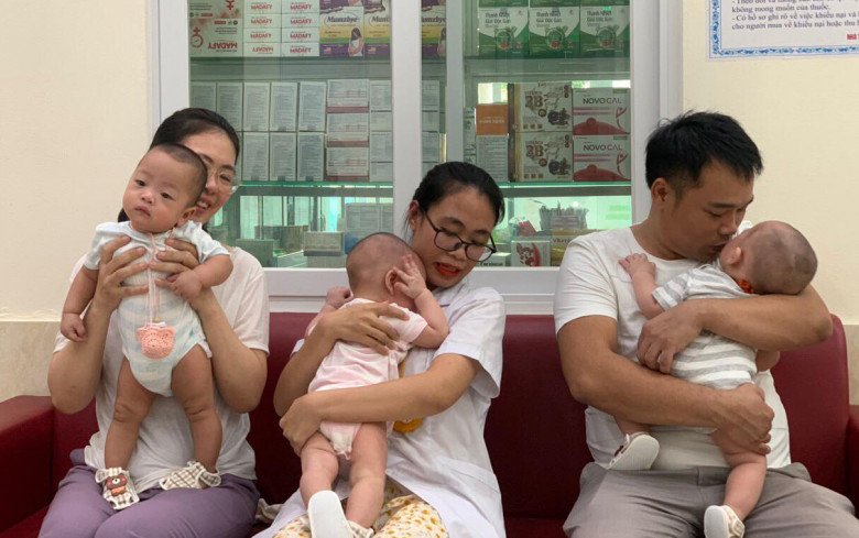 View - Chuyển 2 phôi nhưng may mắn đậu 3 thai, sau sinh mẹ bỉm luôn tay chăm con chưa 1 ngày được kiêng cữ