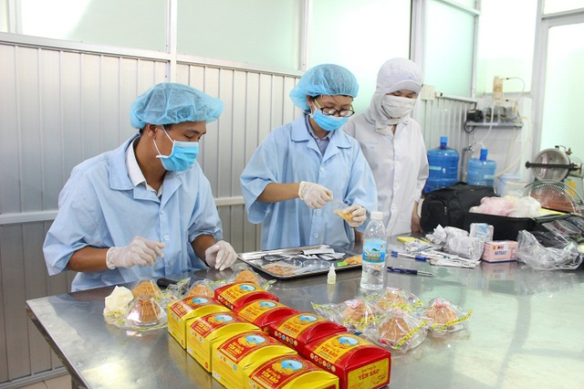 Nhiều chủ cửa hàng, doanh nghiệp lo lắng khi phải cạnh tranh với mặt hàng bánh trung thu giá rẻ.
