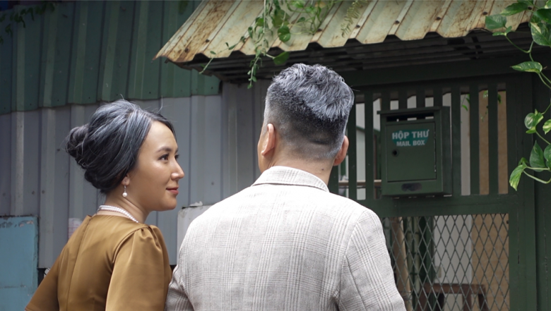 Họ bên nhau khi trong tay còn chưa có gì, chàng trai mỗi ngày ra ngoài làm việc vất vả còn cô gái cũng gác lại giấc mơ nghệ thuật để chăm lo cho gia đình. Cũng có lúc mệt mỏi, sầu lo nhưng cả hai chưa từng tuyệt vọng vì họ vẫn còn có nhau.