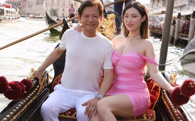 Mới đây, nam ca sĩ Mạc Hoa Luân vừa đăng ảnh đi trăng mật với vợ mới cưới Vương Băng Băng ở Venice. Cặp đôi chênh nhau 27 tuổi đang tận hưởng những tháng ngày ngọt ngào bên nhau.
