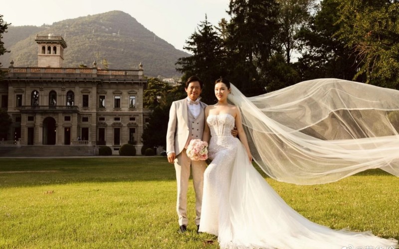 Đám cưới của Vương Băng Băng - Mạc Hoa Luân diễn ra vào đầu tháng 8. Đây là cuộc hôn nhân thứ hai của nam ca sĩ họ Mạc. Năm 1996, ông từng kết hôn với một phụ nữ kinh doanh trong lĩnh vực nhập khẩu đồ nội thất và có 1 con trai.
