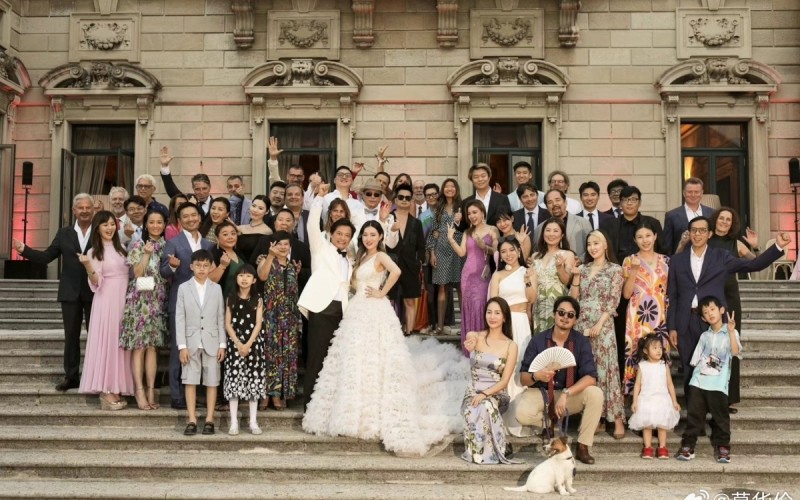 Mạc Hoa Luân và Vương Băng Băng nhận được khá nhiều lời chúc phúc từ người thân và bạn bè trong đám cưới.
