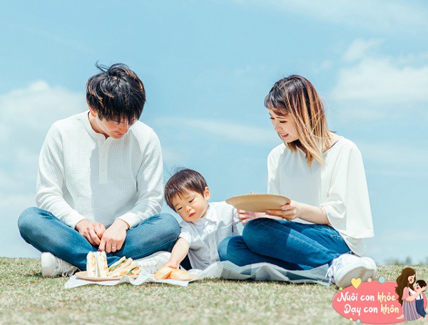 Thường xuyên đưa trẻ ra ngoài, tham gia các hoạt động thể chất cũng giúp trẻ phát triển trí tuệ tốt.