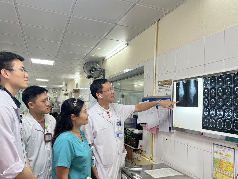 Các bác sĩ đang hội chẩn ca bệnh rất nặng do điện thoại phát nổ. Ảnh: BVCC.