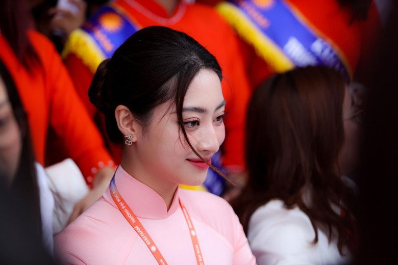 View - Cô giáo có đôi chân dài nhất nhì Cao Bằng đi dạy mặt hoa da phấn đẹp rạng ngời, học trò lo sợ mất tập trung