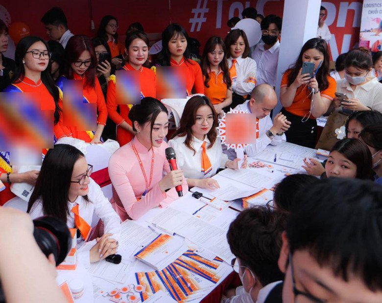 View - Cô giáo có đôi chân dài nhất nhì Cao Bằng đi dạy mặt hoa da phấn đẹp rạng ngời, học trò lo sợ mất tập trung