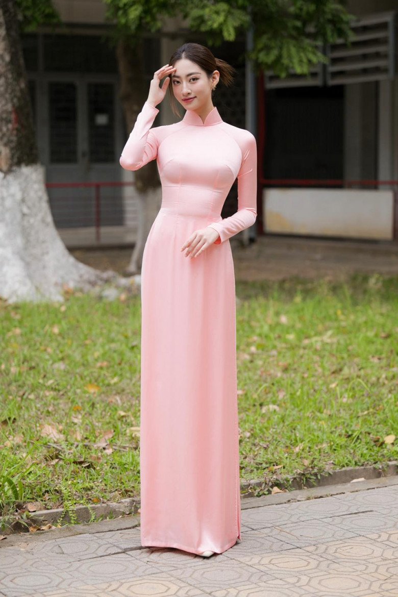 View - Cô giáo có đôi chân dài nhất nhì Cao Bằng đi dạy mặt hoa da phấn đẹp rạng ngời, học trò lo sợ mất tập trung