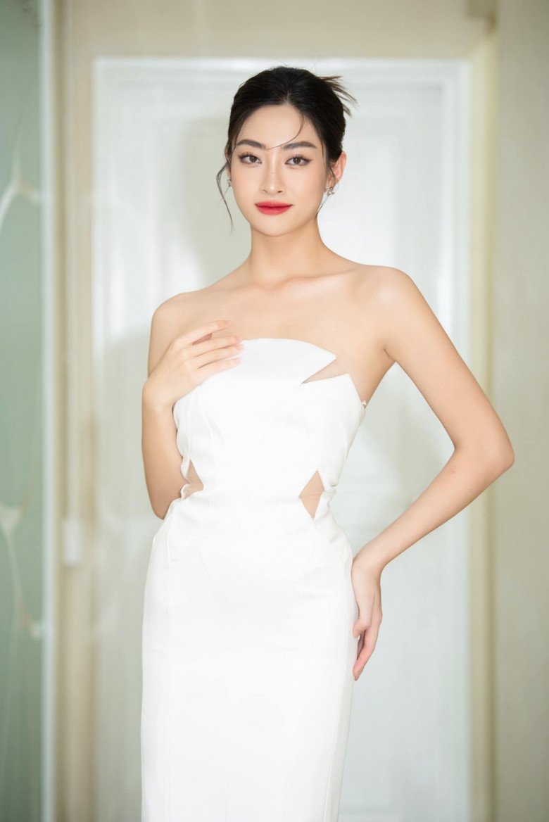 View - Cô giáo có đôi chân dài nhất nhì Cao Bằng đi dạy mặt hoa da phấn đẹp rạng ngời, học trò lo sợ mất tập trung