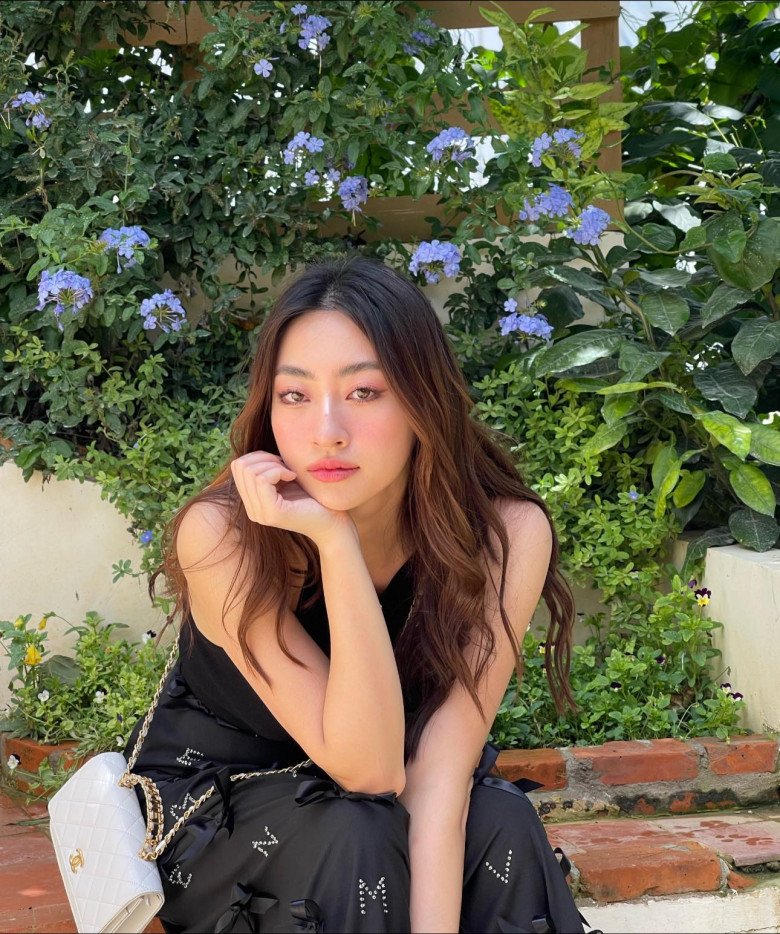 View - Cô giáo có đôi chân dài nhất nhì Cao Bằng đi dạy mặt hoa da phấn đẹp rạng ngời, học trò lo sợ mất tập trung