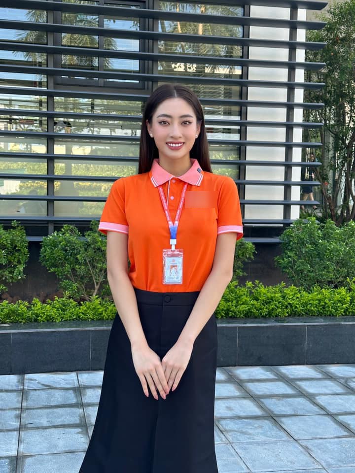 View - Cô giáo có đôi chân dài nhất nhì Cao Bằng đi dạy mặt hoa da phấn đẹp rạng ngời, học trò lo sợ mất tập trung