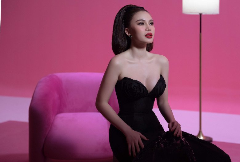 Bà mẹ 1 con khiến nhiều người trầm trồ với nhan sắc mặn mà với trang phục gợi cảm nhưng vô cùng sang trọng, kết hợp giữa phong cách cổ điển và hiện đại.