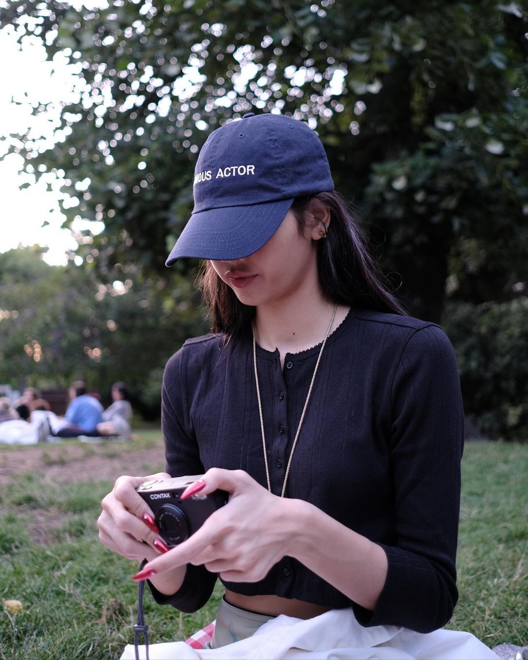 Học Lisa BLACKPINK cách để mặt mộc, mặc đồ tối giản mà vẫn thời thượng - 12