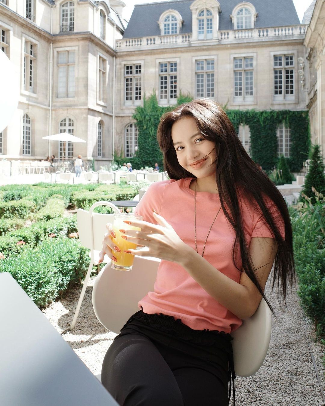 Học Lisa BLACKPINK cách để mặt mộc, mặc đồ tối giản mà vẫn thời thượng - 2