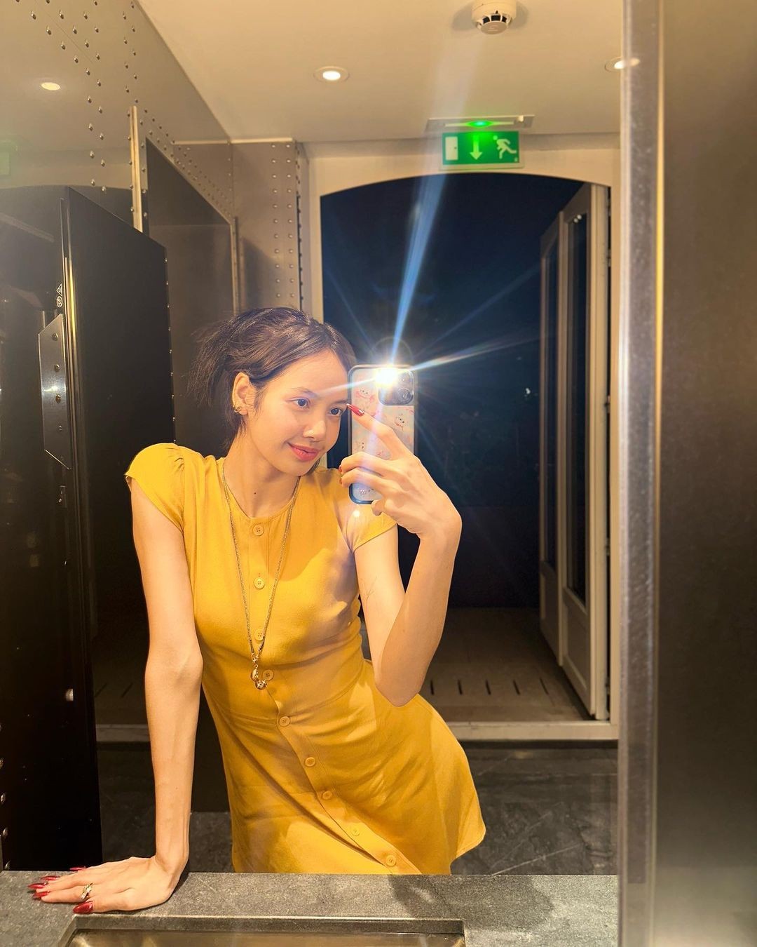 Học Lisa BLACKPINK cách để mặt mộc, mặc đồ tối giản mà vẫn thời thượng - 5