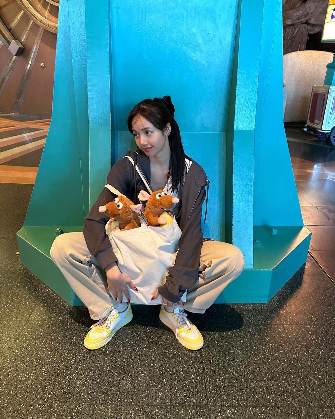 Học Lisa BLACKPINK cách để mặt mộc, mặc đồ tối giản mà vẫn thời thượng - 7