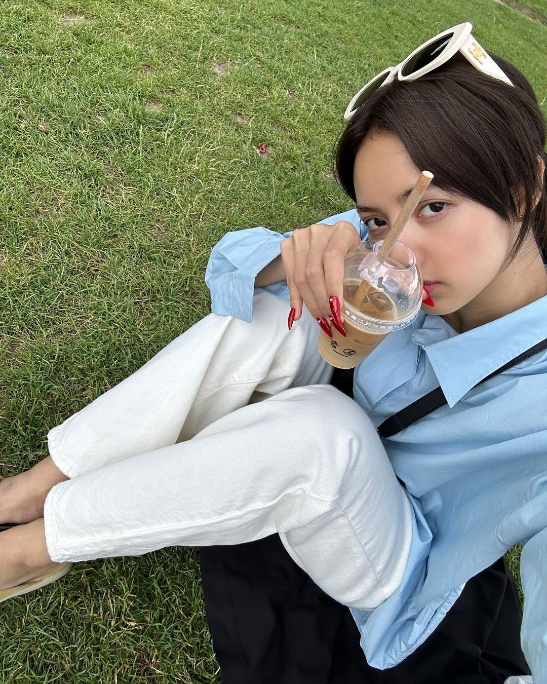 Học Lisa BLACKPINK cách để mặt mộc, mặc đồ tối giản mà vẫn thời thượng - 13