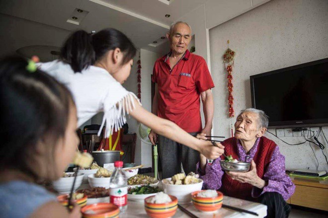 Cháu gái thắc mắc “Bà ngoại nuôi con lớn, sao bố bắt con hiếu thảo với bà nội?” bà nội đáp 1 câu con dâu ớn lạnh - 5