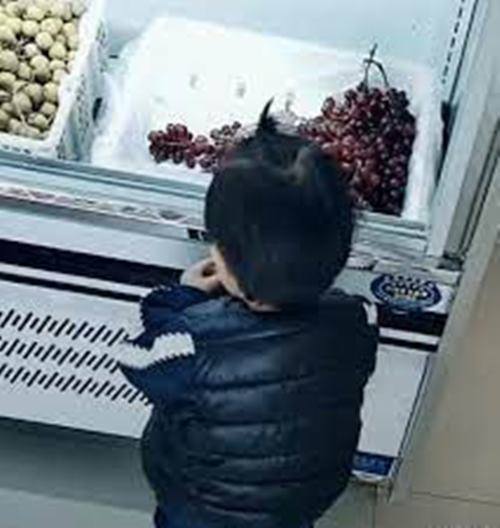Con 4 tuổi bóc đồ siêu thị ra ăn bị phạt 2 triệu, mẹ nói 1 câu khiến quản lý không dám đòi tiền - 1