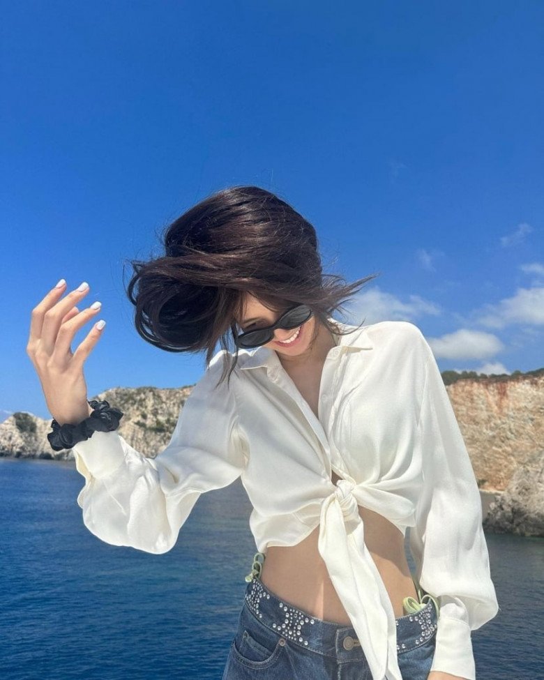 View - Danh tính mỹ nhân có tỉ lệ cơ thể 9 đầu đỉnh hơn Lương Thuỳ Linh, cả gan trái lời mẹ diện bikini