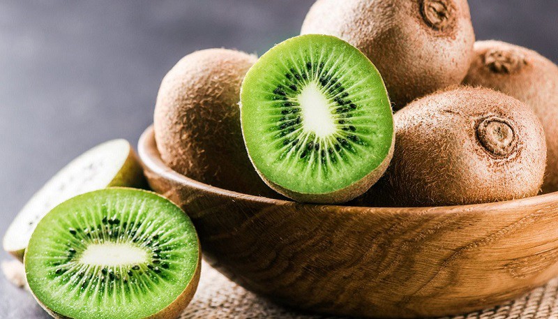 Kiwi rất giàu vitamin C, E và đặc biệt là nguồn kali, acid folic. Trong 10 gram kiwi thì có khoảng 90 gram vitamin C, nên kiwi thường được gọi là “siêu trái cây” có hàm lượng dinh dưỡng cao. 
