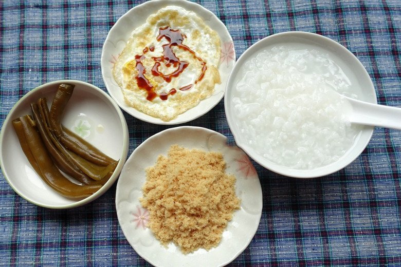 Lý Gia Thành có thói quen ăn cháo buổi sáng cùng các món ăn kèm. (Ảnh minh họa)