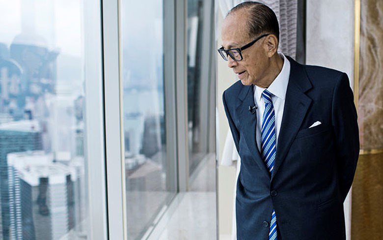 Tỷ phú Lý Gia Thành 95 tuổi vẫn khỏe mạnh, tràn đầy năng lượng.