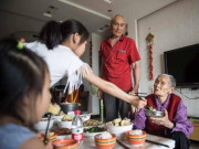 Làm mẹ - Cháu gái thắc mắc “Bà ngoại nuôi con lớn, sao bố bắt con hiếu thảo với bà nội?” bà nội đáp 1 câu con dâu ớn lạnh