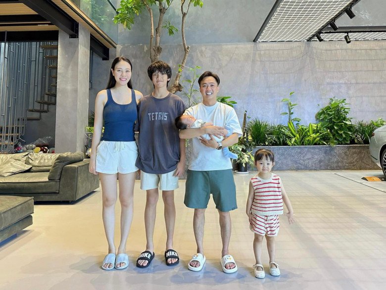 Đi ăn sinh nhật 3 em, Subeo ở nhà Hà Hồ thoải mái đi dép lê, về với Cường Đô La mặc đồ khác biệt - 16